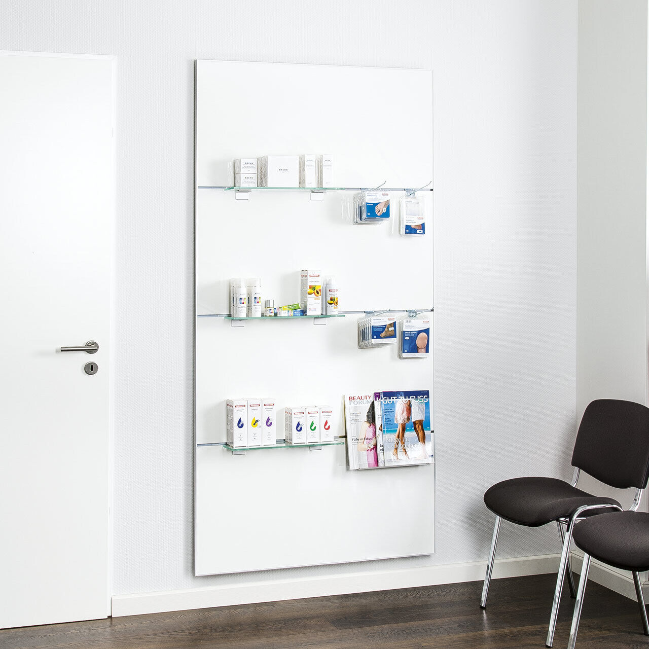 Verkaufswand-weiss-Alurahmen_00000232225a213f6222a5e